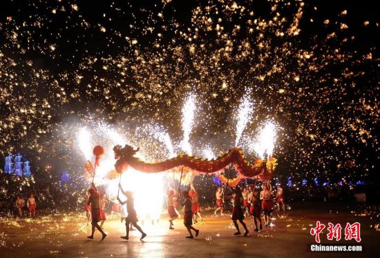 重庆铁水流星火花飞溅 煞为壮观