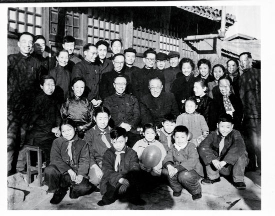 夫人,韫和(二姑);后立者左起:金瑜庭(生母),溥任(父亲),溥杰(二伯);前