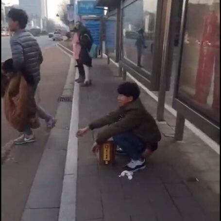 男子公交站拉屎无视一旁妹子 网友:大写加粗的污【图】