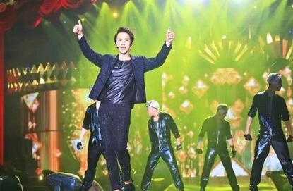 钟汉良皮衣裤开唱 深扒钟汉良老婆谢易桦资料