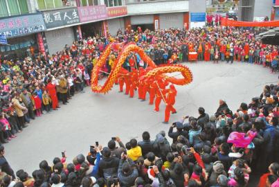 四川:猜灯谜 吃汤圆 龙腾狮舞闹元宵(图)