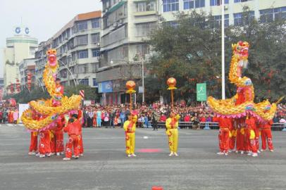 四川:猜灯谜 吃汤圆 龙腾狮舞闹元宵(图)