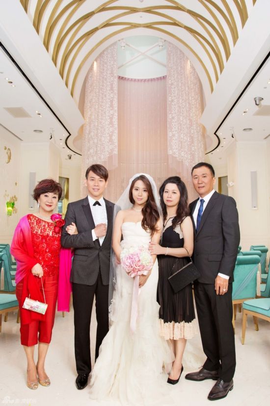 基因超强大!黄晓明妈妈年轻时长相不输baby 当