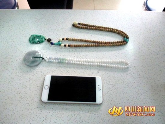 趁玉器店没人淡定窃贼用拖把杆挑走两件翡翠饰