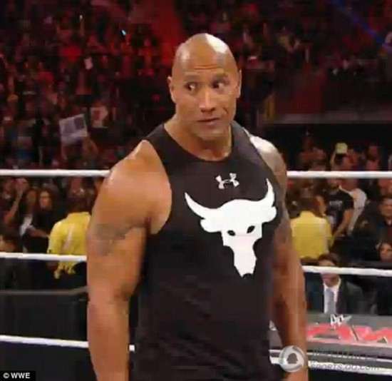 (组图)巨石强森回归WWE舞台 动作彪悍犀利未