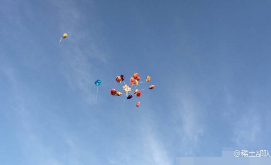 章子怡产后练瑜伽 身材恢复如初玩女儿气球童