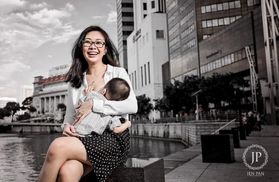 新加坡辣妈街头哺乳支持职场女性母乳喂养(高