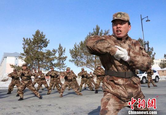 中哈边境一线反恐维稳民兵踩冰卧雪练苦功(图)