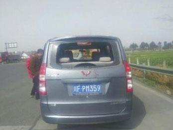 四川成绵高速现离奇车祸 不明物对穿面包车致