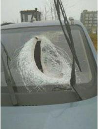 四川成绵高速现离奇车祸 不明物对穿面包车致