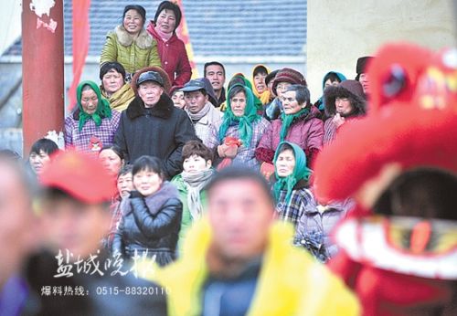 盐城盐都举办乡村庙会 雨中走街串巷踩街表演