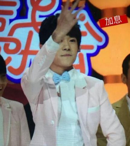 易烊千玺受伤图曝光 千纸鹤:请照顾好自己不要