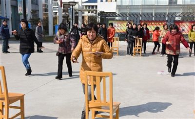 南通海门一街道举行迎三八妇女节趣味游戏