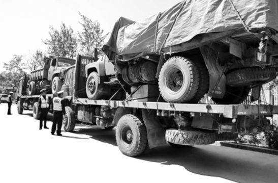 云南4个司机8辆车 无证人开无证车