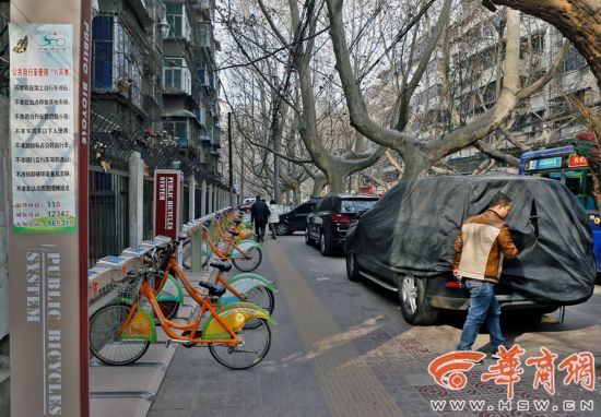 奔驰车主在伞塔路私加地锁停车 影响自行车存