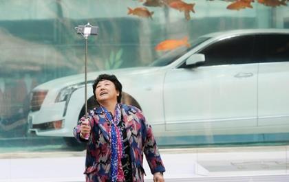 上海街头一豪车泡进巨型鱼缸 近百条锦鲤游来