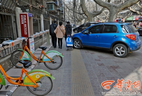 奔驰车主在伞塔路私加地锁停车 影响自行车存