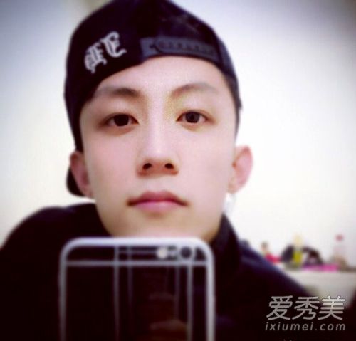 网络剧上瘾男主黄景瑜爆红 小鲜肉女友被扒(组