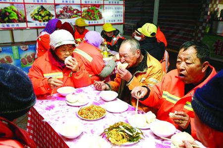 环卫工人在吃"暖心早餐".