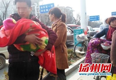 扬州年轻男女抱婴儿街头乞讨 被揭穿系假乞丐