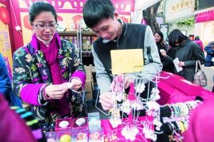 鸡蛋壳上刻十二生肖 创意+非遗 传统工艺受追