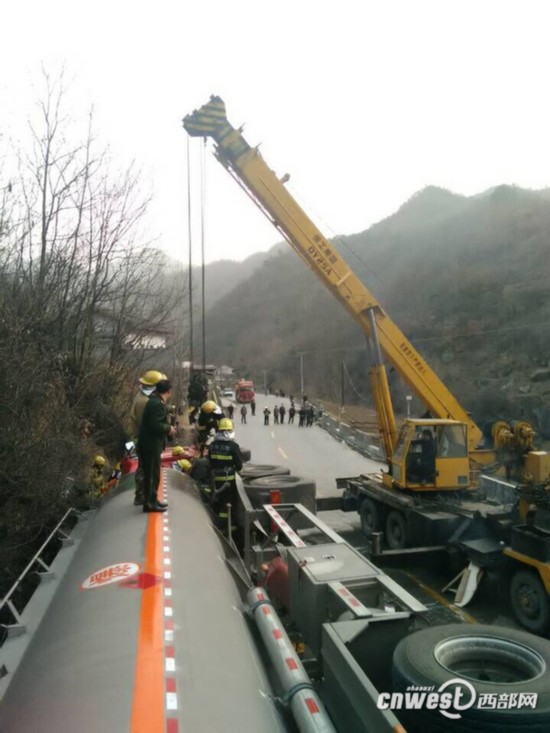 316国道汉中段罐车侧翻1死1伤 交警出警途中