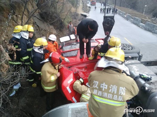 316国道汉中段罐车侧翻1死1伤 交警出警途中