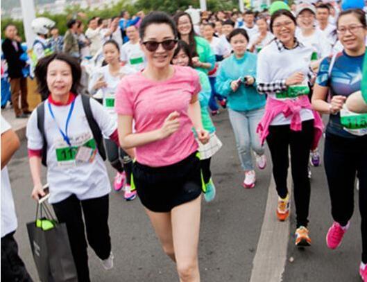 许晴三亚跑马拉松再现老炮儿好身材 孙楠沈腾