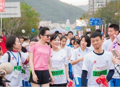许晴三亚跑马拉松再现老炮儿好身材 孙楠沈腾