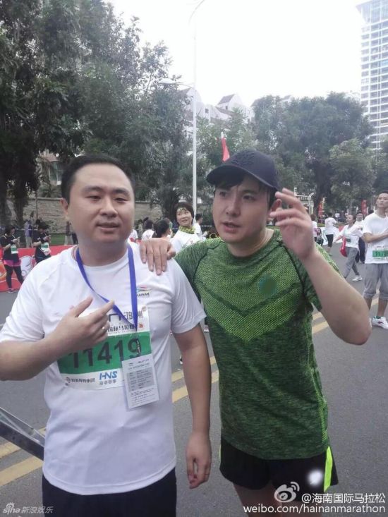 47岁 许晴三亚跑马拉松  大露白腿好身材格外养