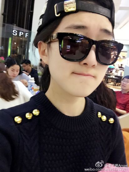 李子君反戴帽子配黑超逛街 网友:撞脸赵丽颖(图