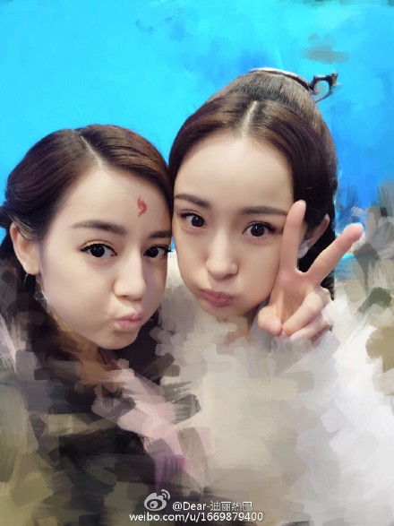 迪丽热巴变迷妹 拉杨幂合影庆小李获影帝(图)