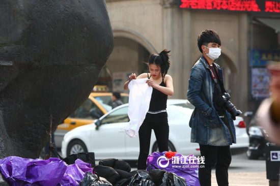 (组图)杭州网模拍摄样照 美女当街脱裤换衣