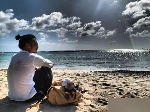 谢霆锋现身非洲疑录节目 网友:渣照显我锋腿短