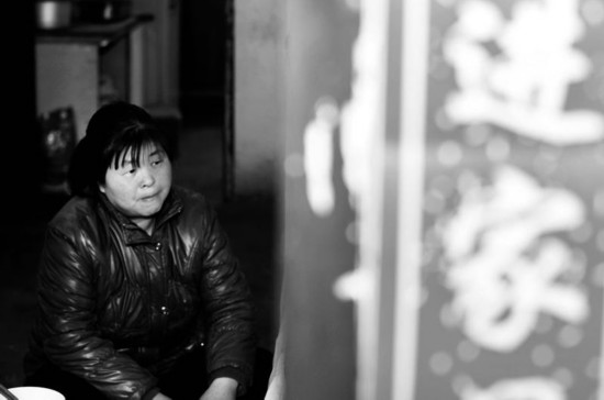 儿子欠农民工工资 门卫夫妇借贷还债拼命赚钱