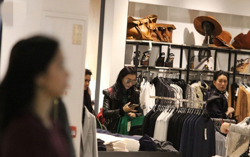 张柏芝踩滑板购物逛平价店 和儿子视频征求意