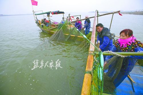 又到捕捞时节 盐城射阳弓箭湖渔场热闹非凡