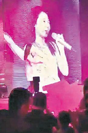 甄子丹女出席晚宴 女儿摆起咏春拳 爸旁白:我可