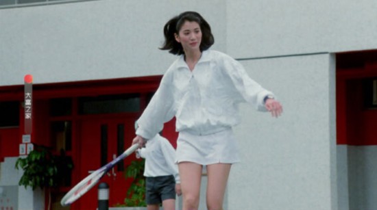 一双美腿纤细修长   近日,袁咏仪22年前拍摄的电影《大富之家》中的