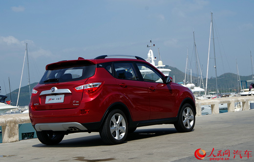 意料之外的小惊喜 人民网试驾2016款长安CS3