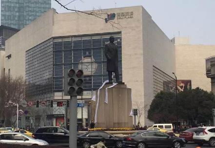 南京男子爬孙中山雕像抗议 腰缠扩音喇叭手拿