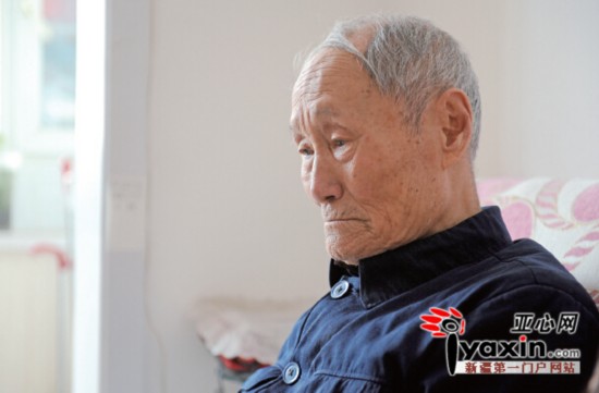 乌市八旬老人遭养子施暴20年 等不到悔改终起诉