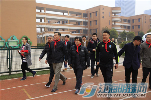 孙雯与小学生切磋球艺 助推南通校园足球发展