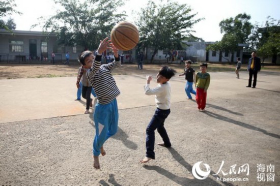 穿拖鞋奔跑的童年 记海南笔架小学留守儿童