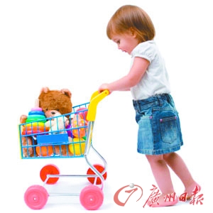 法国新法规禁家长网上晒娃 违者或入狱1年