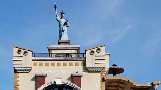 印度乡村房顶也开挂 变奇葩雕塑展览场