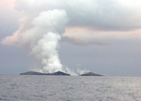 汤加附近海底火山爆发形成新岛 场面震撼(图)