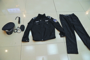 黑车司机网上买警用装备 假冒三级警督请民警