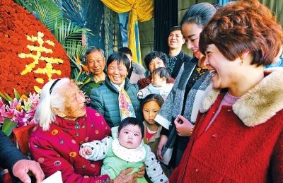 郑州惠济区固城村百岁老人过寿 儿孙请戏班唱