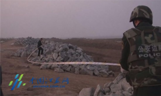 盐城射阳滩头挖出废炮弹 警方介入处置